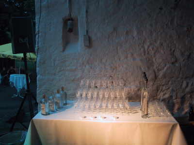 Der Schnapsturm, ca 130 Gl�ser.